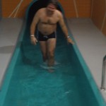 auch der Trainer nutzt die Wasserrutsche